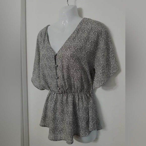 Cute and flattering peplum blouse - Picture 1 of 3